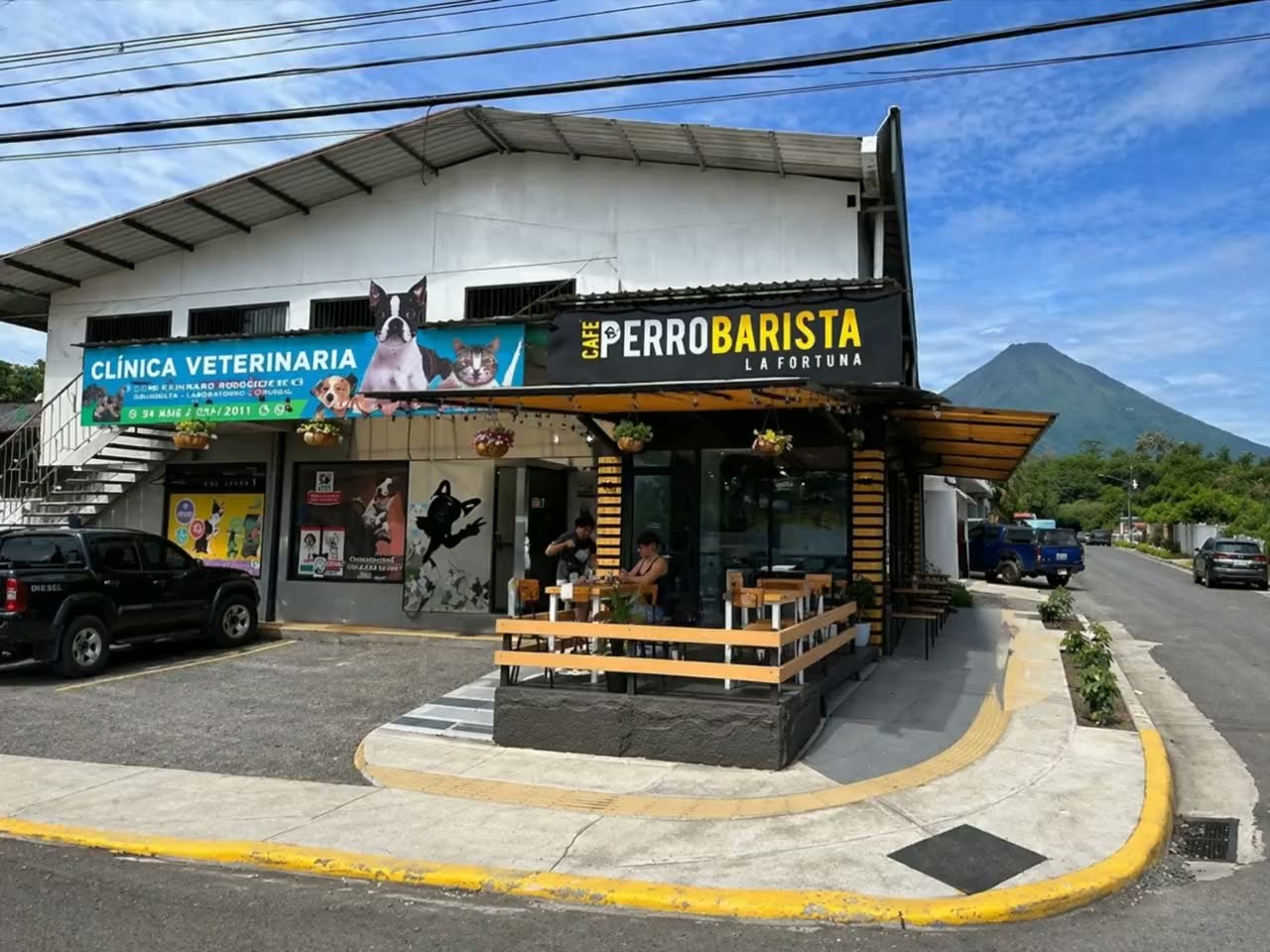 Café Perro Barista en La Fortuna con el volcán Arenal al fondo